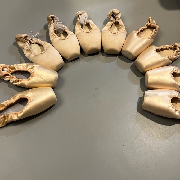 Lots of dead/near dead pointe shoes (street size 9/9.5) - Picture 1 of 6